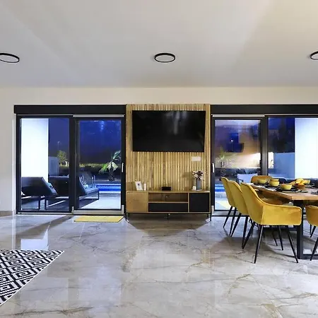 Good Vibes With Heated Pool Villa