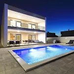Good Vibes With Heated Pool
