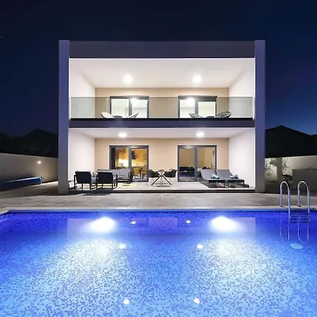 Villa Good Vibes With Heated Pool